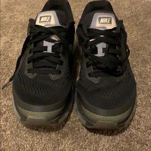 Used 2014 Nike Air Max size 10